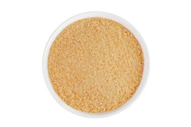 Seramik kasedeki kahverengi şeker beyaz arka planda izole edilmiş. Üst Manzara. Düz yatıyordu.