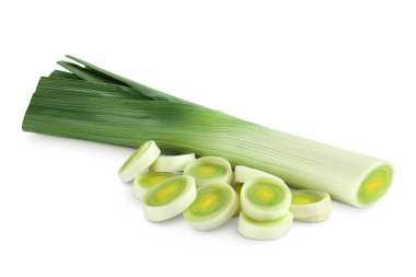 Beyaz arka planda izole dilimlenmiş pırasa sebze.
