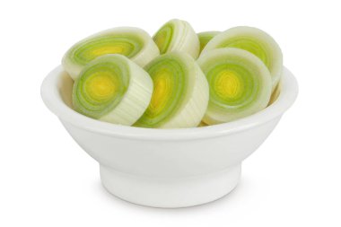 Seramik kasede dilimlenmiş sebze. Beyaz arka planda tam derinlikte izole edilmiş..