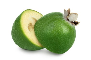 Beyaz arka plan üzerinde izole feijoa meyve.