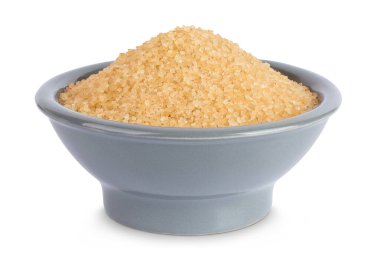 Seramik kasedeki kahverengi şeker beyaz arka planda izole edilmiş..