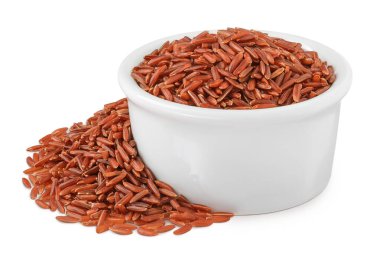 Beyaz arka planda izole edilmiş seramik bir kasede kırmızı pirinç..