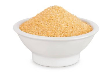 Seramik kasedeki kahverengi şeker beyaz arka planda izole edilmiş..