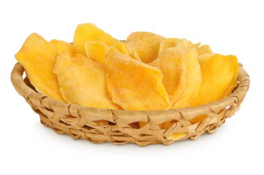 Beyaz arka planda izole edilmiş sepetteki kurutulmuş mango..