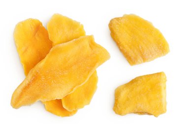 Kurumuş mango beyaz arka planda izole edilmiş. Üst Manzara. Düz yatıyordu.