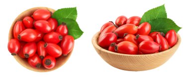 Ahşap kasedeki gül kalça beyaz arka planda izole edilmiş, geniş bir alana yayılmış. Üst Manzara. Düz yatıyordu.