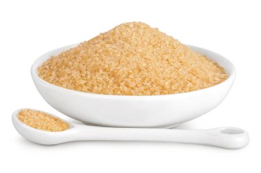 Seramik kasedeki kahverengi şeker beyaz arka planda izole edilmiş..