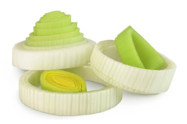 Dilimlenmiş pırasalı sebze, beyaz arka planda izole edilmiş, geniş bir alana yayılmış..