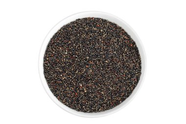 Beyaz arka planda izole edilmiş seramik kasede siyah kinoa. Üst Manzara. Düz yatıyordu.