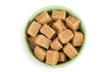 Beyaz arka planda izole edilmiş seramik kasede esmer şeker. Üst Manzara. Düz yatıyordu.