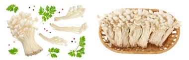 Enoki mantarı, sepetteki altın iğneli mantar, beyaz arka planda izole edilmiş, geniş bir alana yayılmış.
