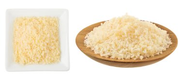 Seramik rendelenmiş parmesan peyniri ve beyaz arka planda izole edilmiş ahşap kase. Üst Manzara. Düz yatıyordu.