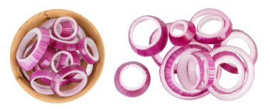 Beyaz arka planda izole edilmiş ahşap kasede kırmızı soğan dilimleri. Üst Manzara. Düz yatıyordu.