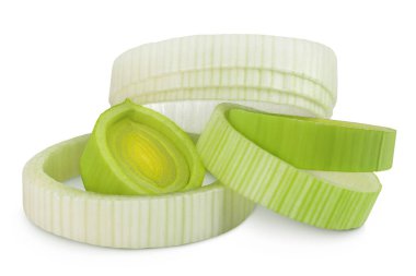 Dilimlenmiş pırasalı sebze, beyaz arka planda izole edilmiş, geniş bir alana yayılmış..