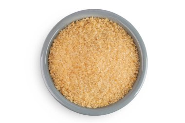 Seramik kasedeki kahverengi şeker beyaz arka planda izole edilmiş. Üst Manzara. Düz yatıyordu.