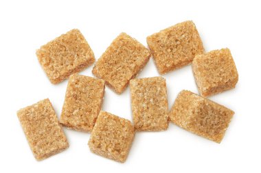 Beyaz arka planda izole edilmiş kahverengi şeker küpleri. Üst manzara, düz uzanma.