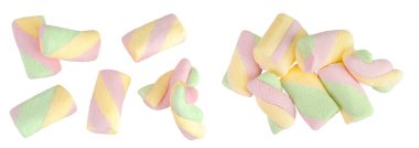 Beyaz arka planda izole edilmiş renkli mini marşmelovlar. Üst Manzara. Düz yatıyordu.