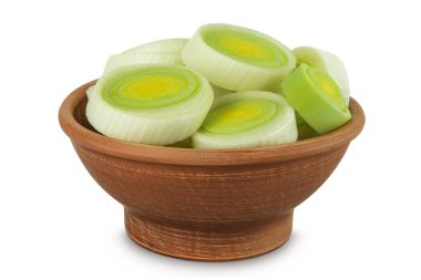 Seramik kasede dilimlenmiş sebze. Beyaz arka planda tam derinlikte izole edilmiş..