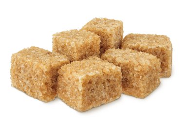 kahverengi şeker küpleri beyaz arkaplanda izole.