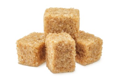 kahverengi şeker küpleri beyaz arkaplanda izole.