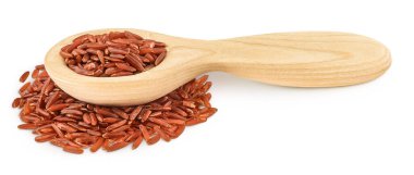 Beyaz arka plan üzerinde izole bir tahta kaşık kırmızı pirinç.