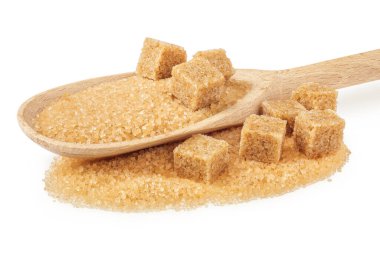 Beyaz arka planda izole edilmiş tahtadan kaşık içinde kahverengi granüllü şeker ve şeker yığını