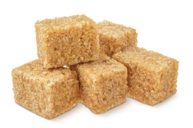 kahverengi şeker küpleri beyaz arkaplanda izole.