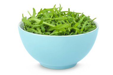 Beyaz arka planda izole edilmiş seramik kasede yeşil roka ya da roka yaprağı yığını.