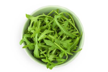 Beyaz arka planda izole edilmiş yeşil roka ya da roka yaprağı yığını. Üst manzara, düz uzanma.