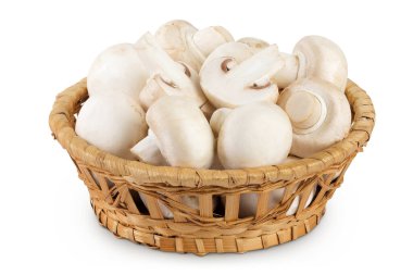 Beyaz arka planda izole edilmiş sepette taze mantar şampiyonu..