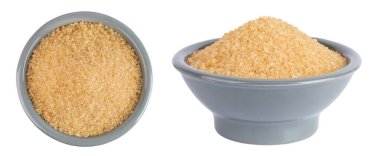 Seramik kasedeki kahverengi şeker beyaz arka planda izole edilmiş. Üst Manzara. Düz yatıyordu.