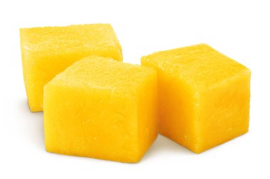 Beyaz zemin üzerinde tam derinlikte mango dilimleri izole edilmiştir..
