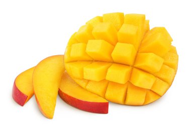 Beyaz zemin üzerinde tam derinlikte mango dilimleri izole edilmiştir..