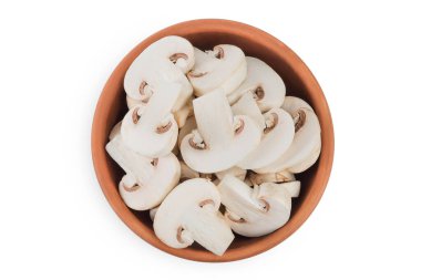 Beyaz arka planda izole edilmiş seramik kasede taze mantar şampiyonu dilimleri. Üst Manzara. Düz yatıyordu.