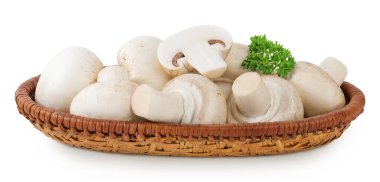 Beyaz arka planda izole edilmiş sepette taze mantar şampiyonu..