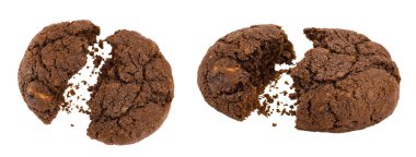 Beyaz arka planda tamamen izole edilmiş çikolatalı kurabiyeler. Üst Manzara. Düz yatıyordu.