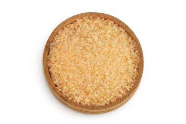 Tahta kasedeki kahverengi şeker beyaz arka planda izole edilmiş. Üst Manzara. Düz yatıyordu.