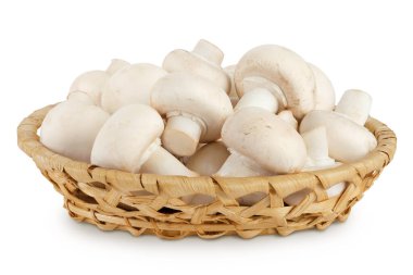 Beyaz arka planda izole edilmiş sepette taze mantar şampiyonu..