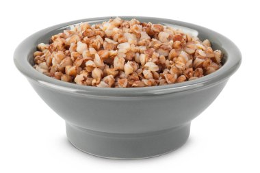 Beyaz arka planda izole edilmiş seramik kasede kaynamış karabuğday..