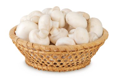 Beyaz arka planda izole edilmiş sepette taze mantar şampiyonu..