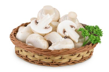 Beyaz arka planda izole edilmiş sepette taze mantar şampiyonu..