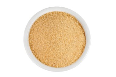 Seramik kasedeki kahverengi şeker beyaz arka planda izole edilmiş. Üst Manzara. Düz yatıyordu.