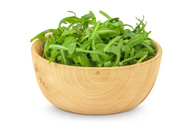 Beyaz arka planda izole edilmiş yeşil roka yığını veya ahşap kasede roka yaprağı..