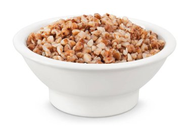 Beyaz arka planda izole edilmiş seramik kasede kaynamış karabuğday..