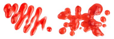 Kırmızı çilek şurubu beyaz arka planda izole edilmiş, geniş bir alana yayılmış, Üst Manzara. Düz yatıyordu,