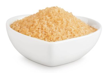 Seramik kasedeki kahverengi şeker beyaz arka planda izole edilmiş..