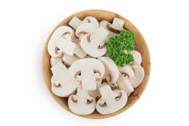 Beyaz arka planda izole edilmiş ahşap bir kasede taze mantar şampiyonu dilimleri. Üst Manzara. Düz yatıyordu.