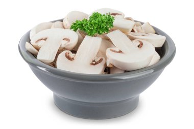 Taze mantar şampiyonu beyaz arka planda izole edilmiş seramik bir kasede dilimler..