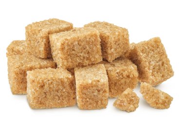 kahverengi şeker küpleri beyaz arkaplanda izole.