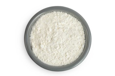 Beyaz arka planda izole edilmiş seramik kasede beyaz un. Üst Manzara. Düz yatıyordu